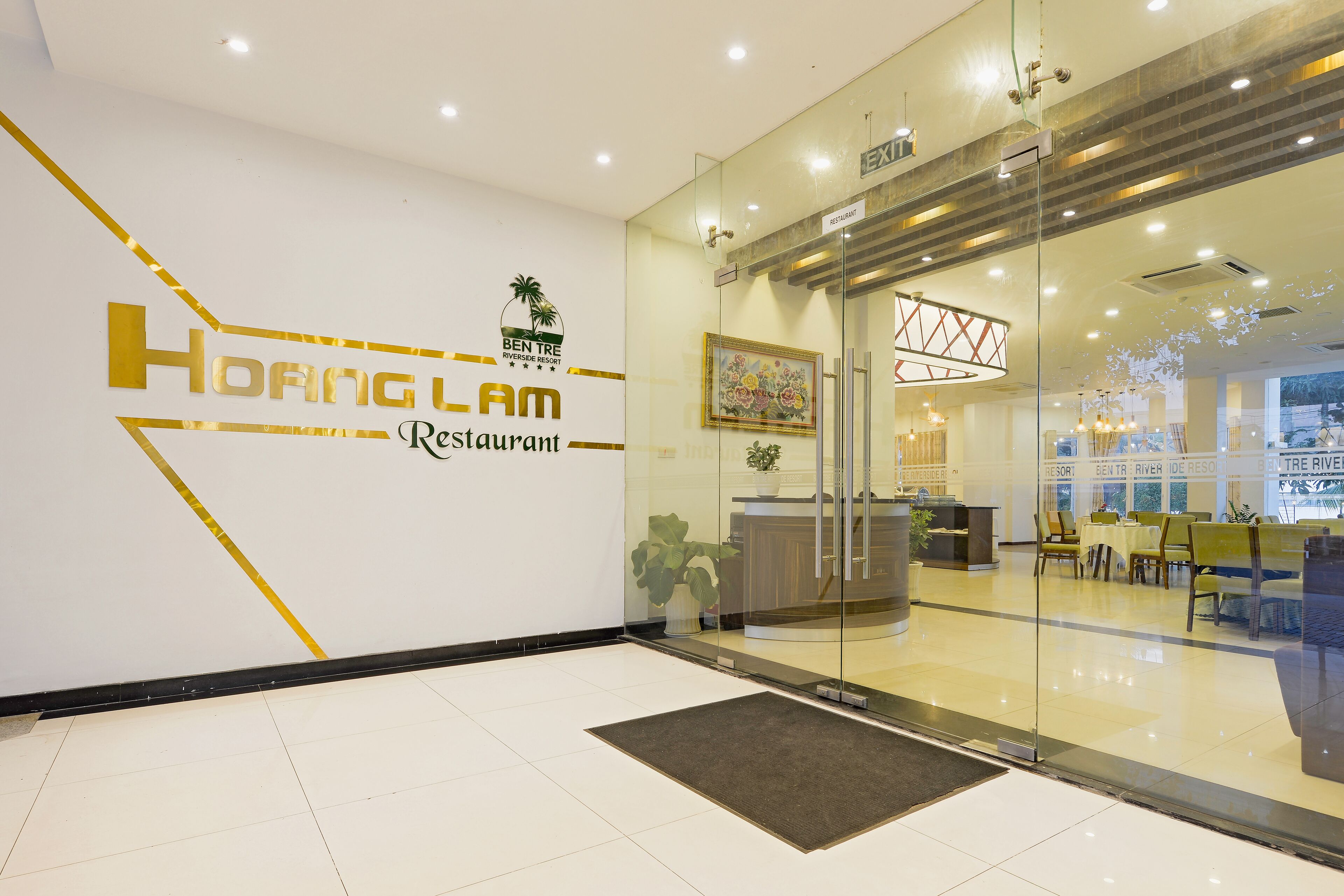 breakfast, lunch, dinner served; international cuisine