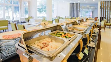 Daily cooked-to-order breakfast for a fee