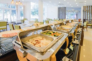 Daily cooked-to-order breakfast for a fee