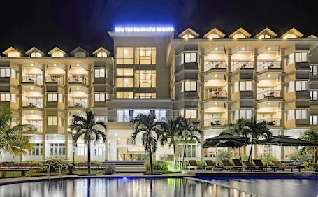 Fachada da propriedade à noite. Ben Tre Riverside Resort