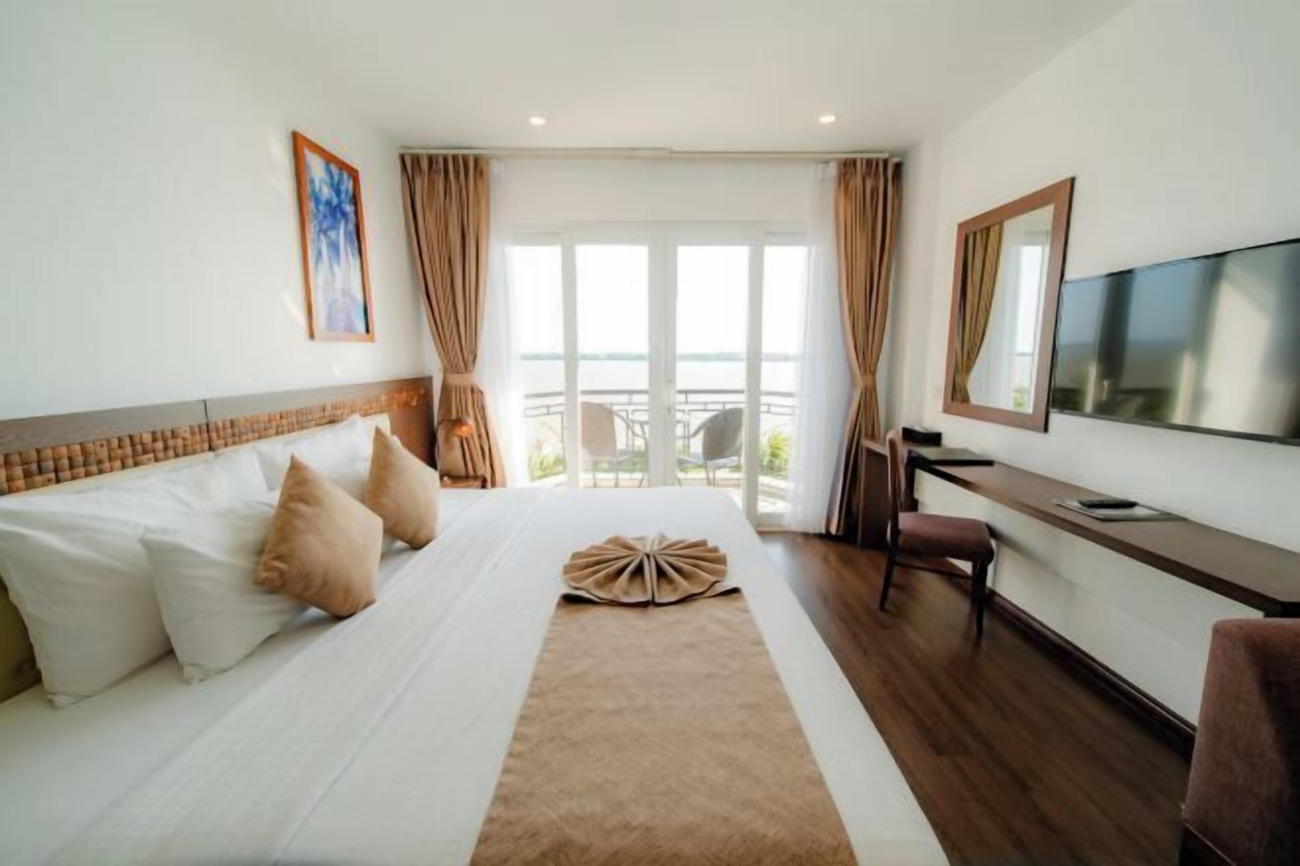 Minibar, in-room safe, desk, blackout drapes