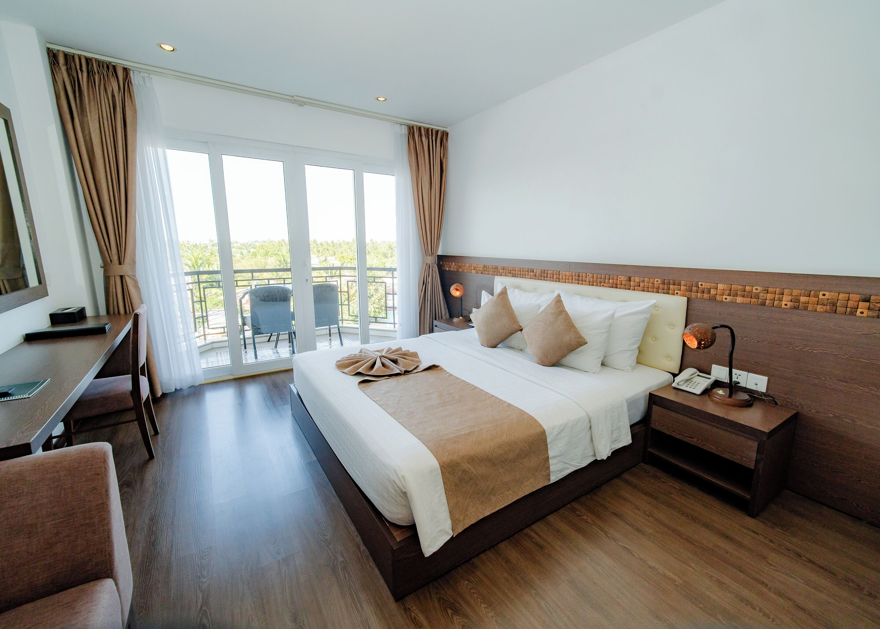 Phòng đôi Superior, 1 phòng ngủ, quang cảnh thành phố | Minibar, két bảo mật tại phòng, bàn, màn/rèm cản sáng 