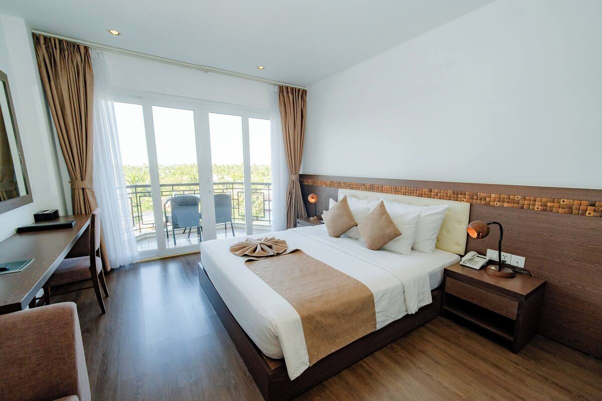 Kamar Double Superior, 1 kamar tidur, pemandangan kota | Minibar, brankas, meja kerja, dan tirai kedap cahaya