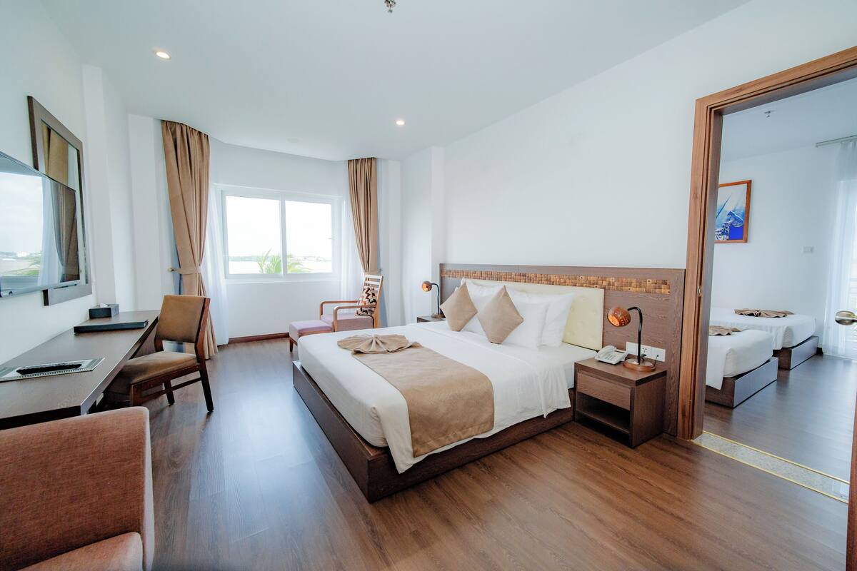 Kamar Keluarga | Minibar, brankas, meja kerja, dan tirai kedap cahaya