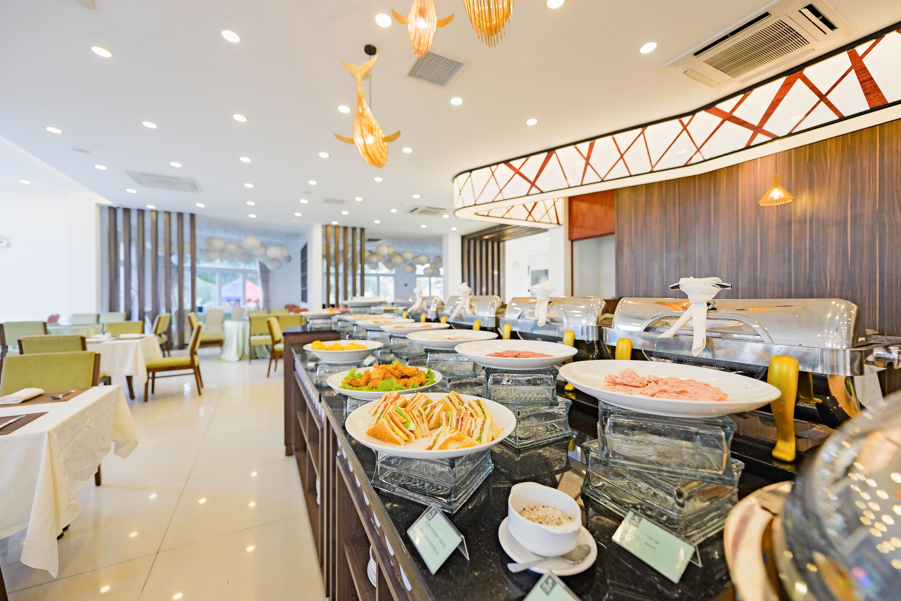 daily cooked-to-order breakfast (vnd 150000 per person)