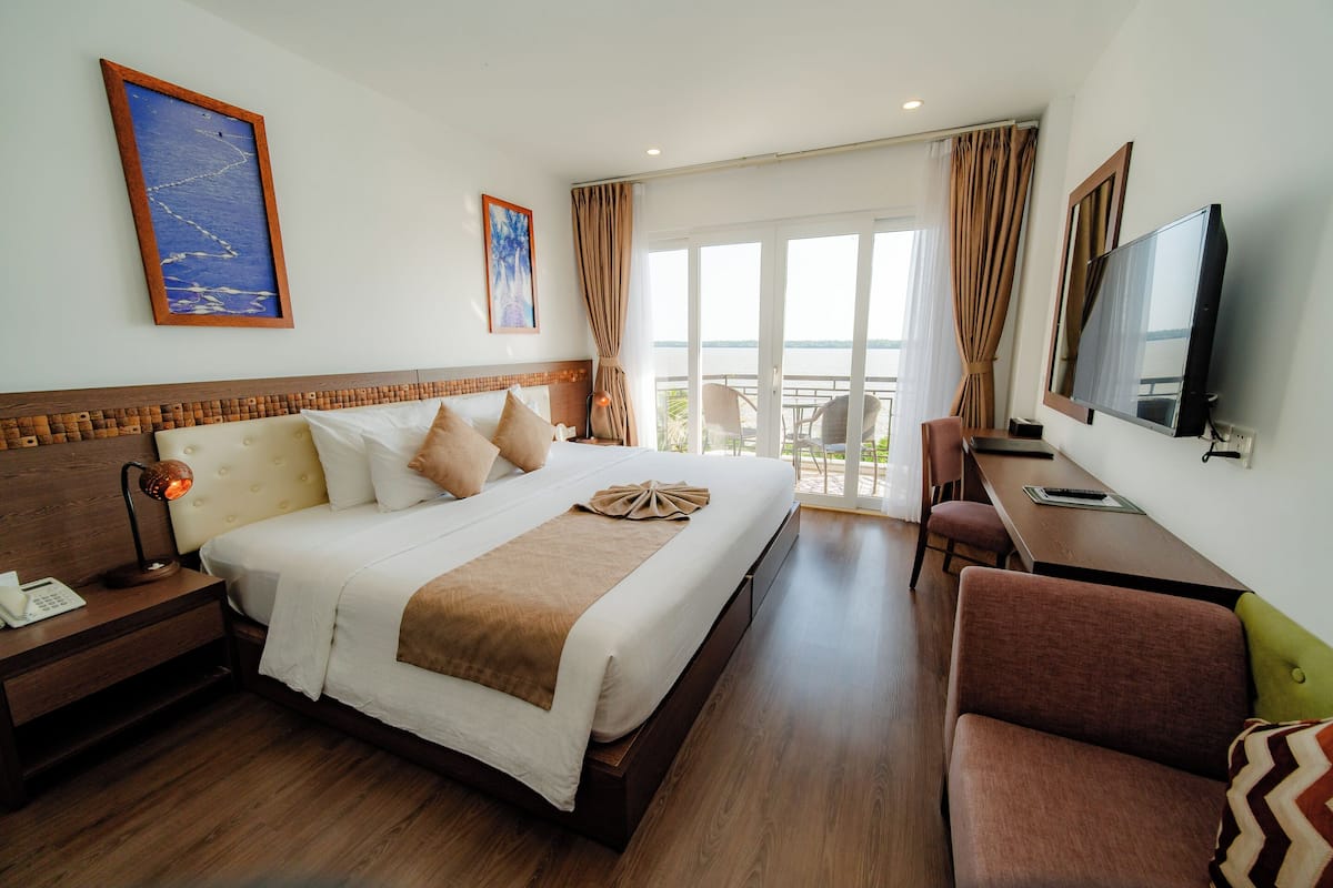 Kamar Double Deluks, pemandangan sungai | Minibar, brankas, meja kerja, dan tirai kedap cahaya