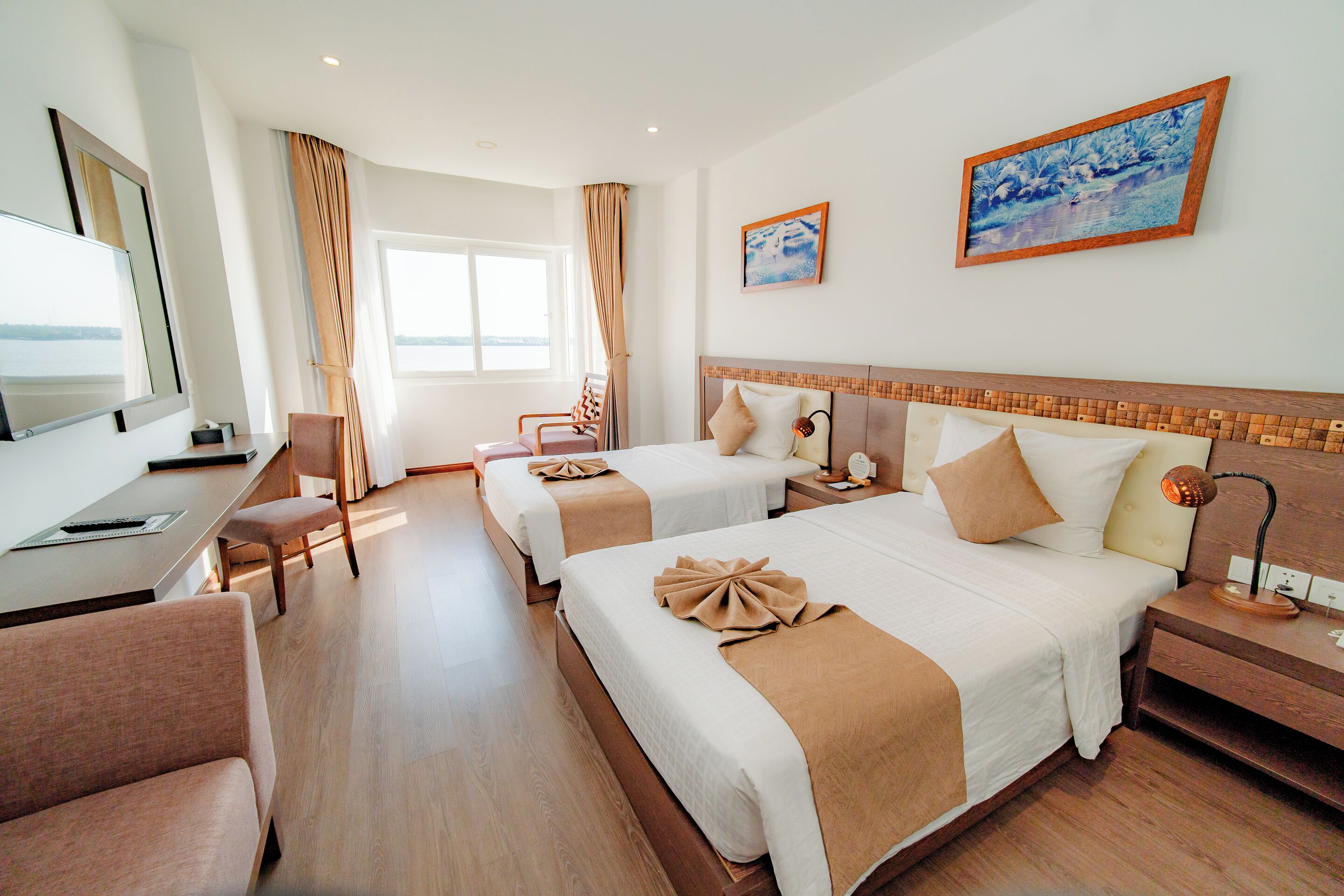 Phòng 2 giường đơn Deluxe, 2 giường đơn, quang cảnh sông | Minibar, két bảo mật tại phòng, bàn, màn/rèm cản sáng 