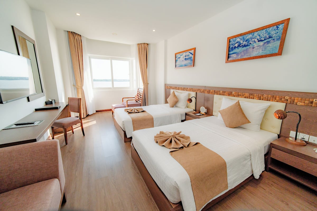 Phòng 2 giường đơn Deluxe, 2 giường đơn, quang cảnh sông | Minibar, két bảo mật tại phòng, bàn, màn/rèm cản sáng