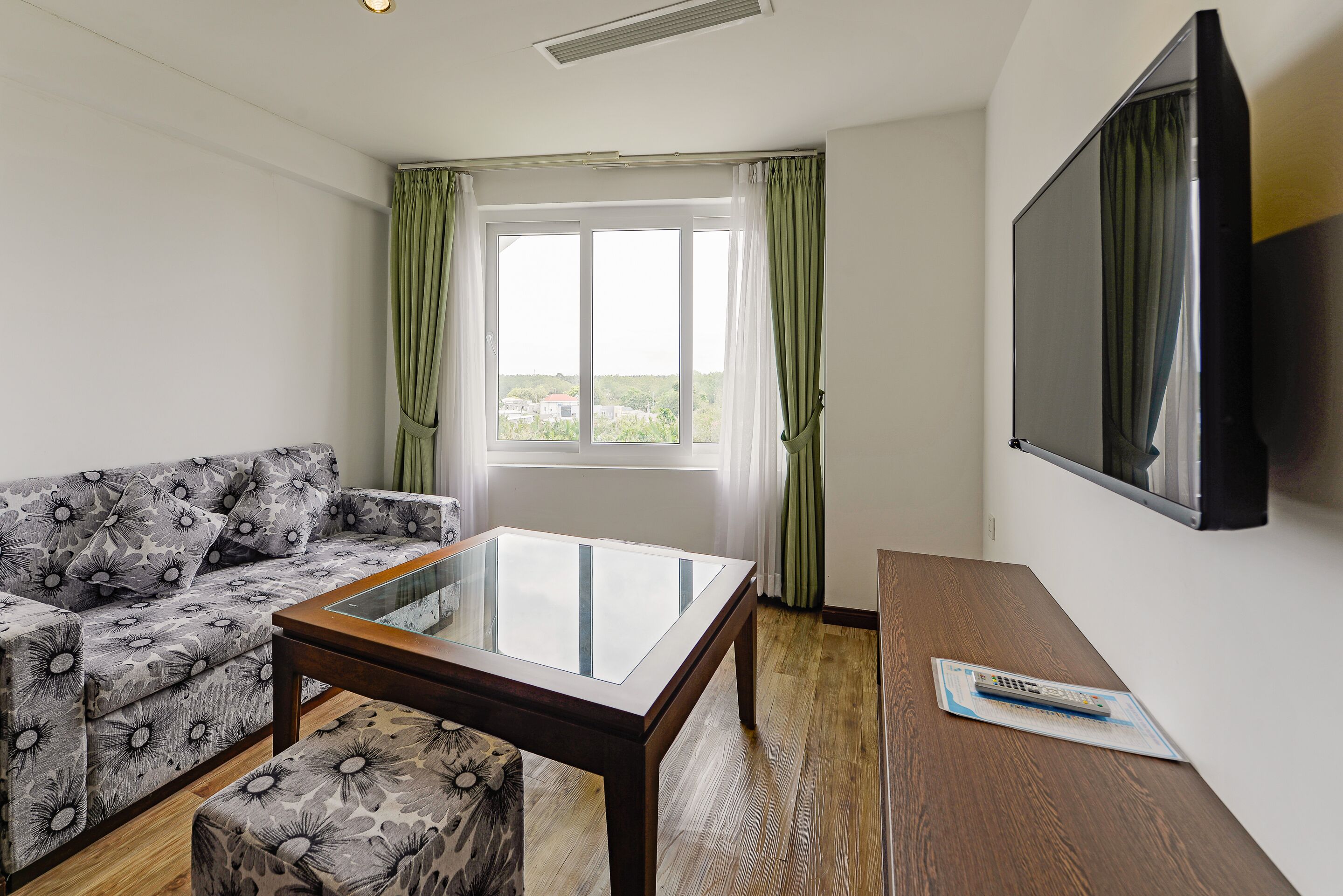 executive suite, city view | living area | 32-inch lcd tv with cable channels, tv