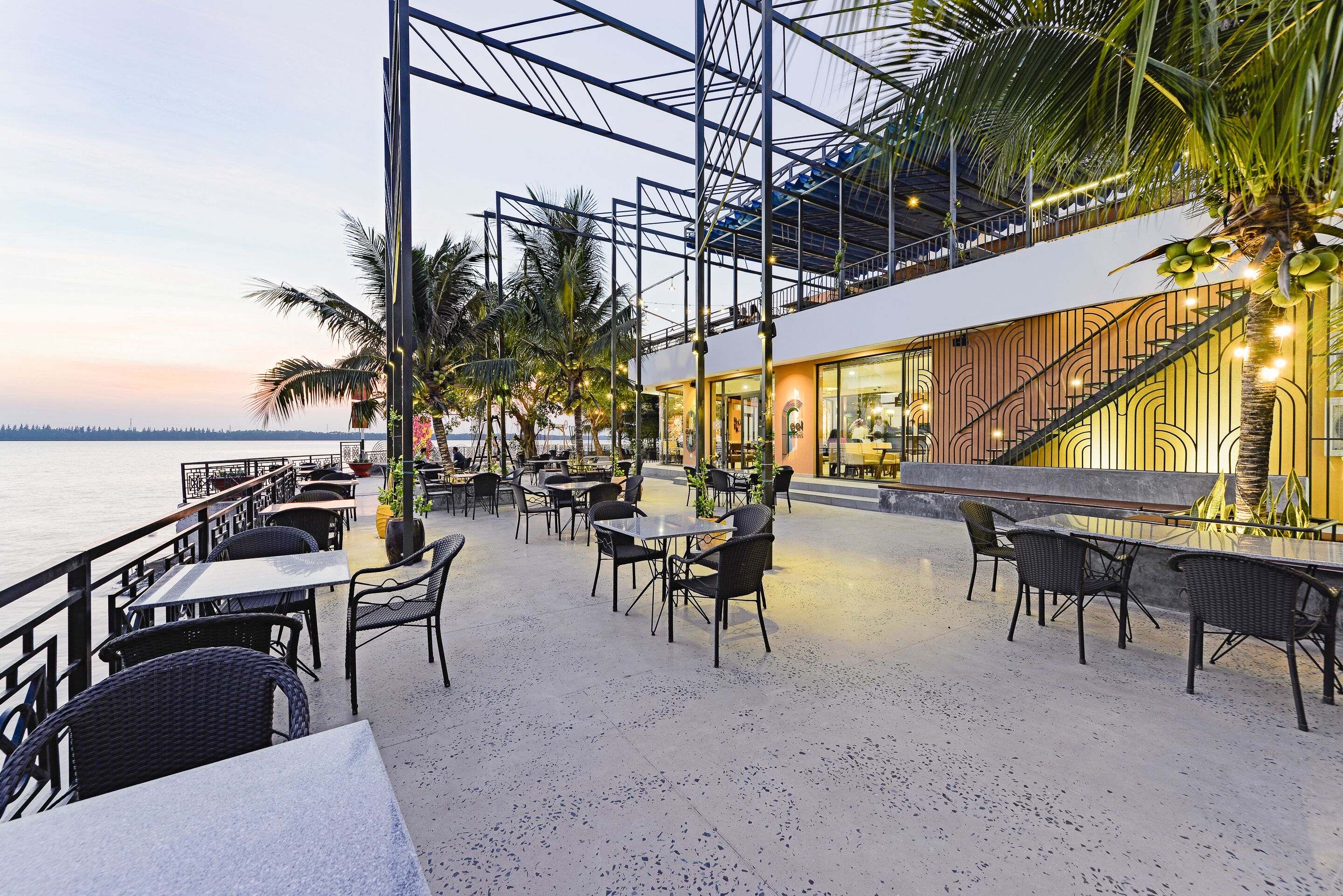 Se sirven desayunos, almuerzos y cenas; cocina internacional