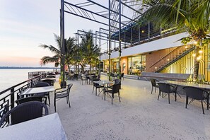 Breakfast, lunch, dinner served; international cuisine