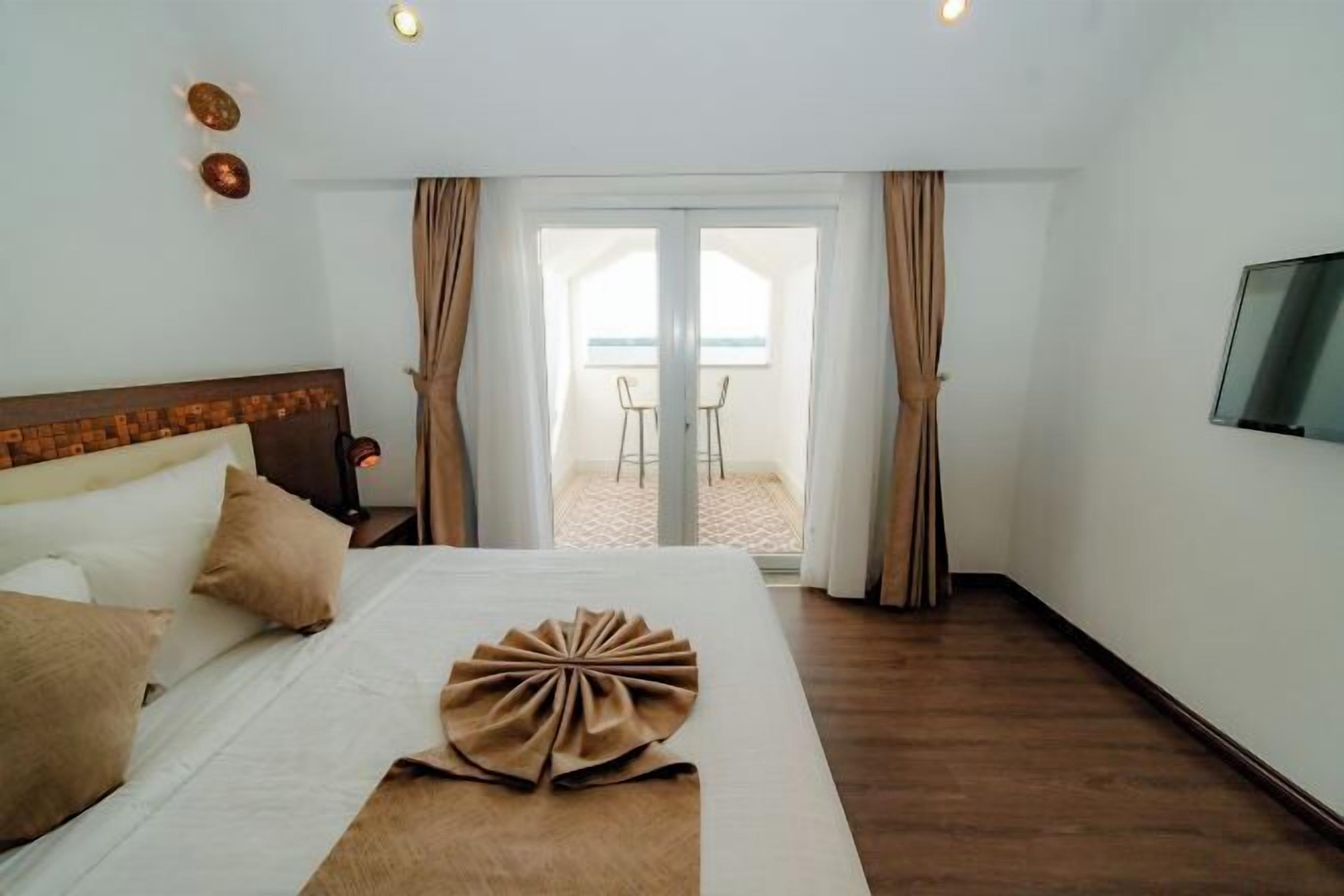 Minibar, in-room safe, desk, blackout drapes