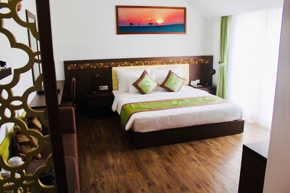 Suite Kota, pemandangan kota (Double) | Minibar, brankas, meja kerja, dan tirai kedap cahaya