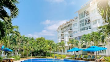 Una piscina al aire libre