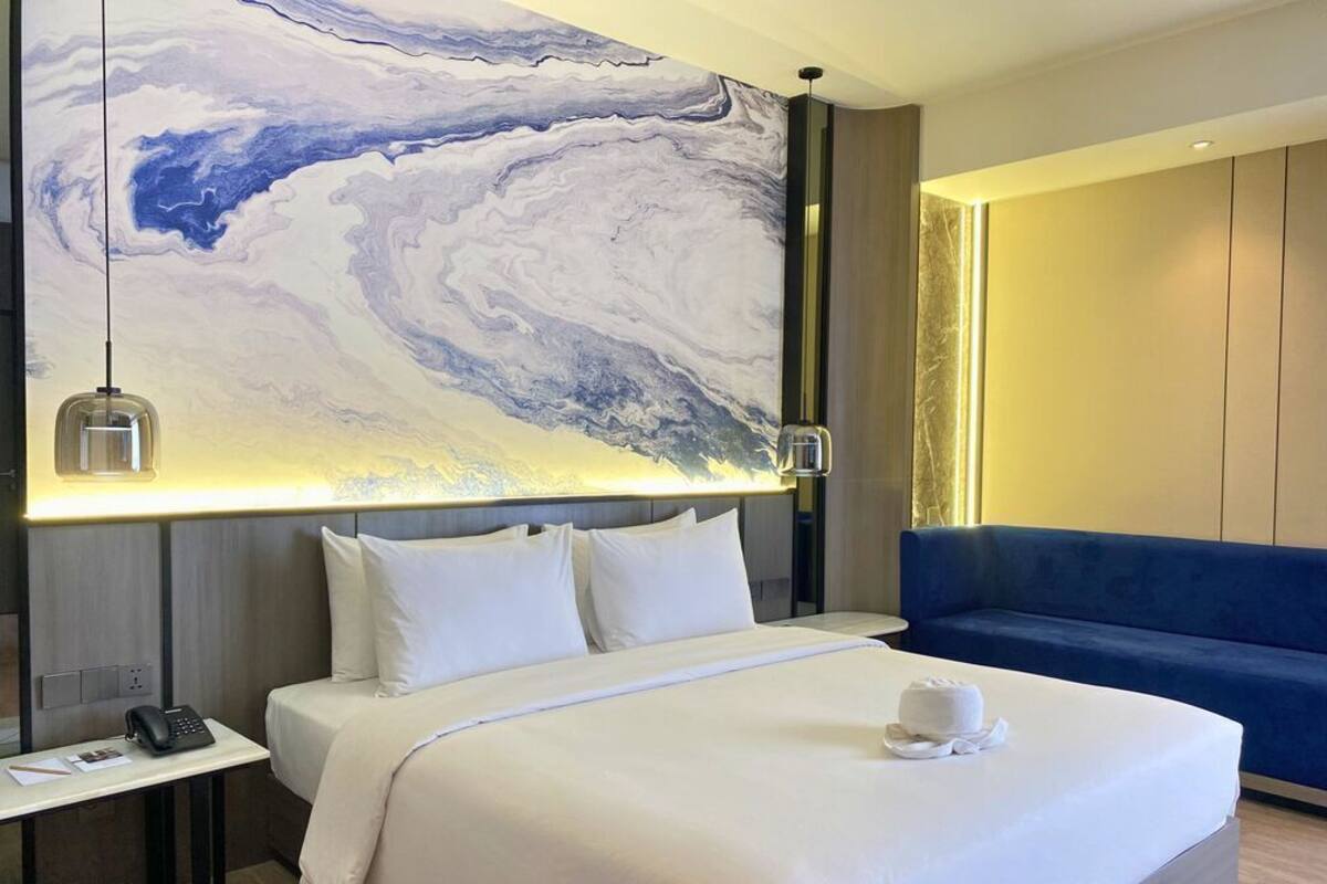 Premium bedding, in-room safe, desk, blackout drapes