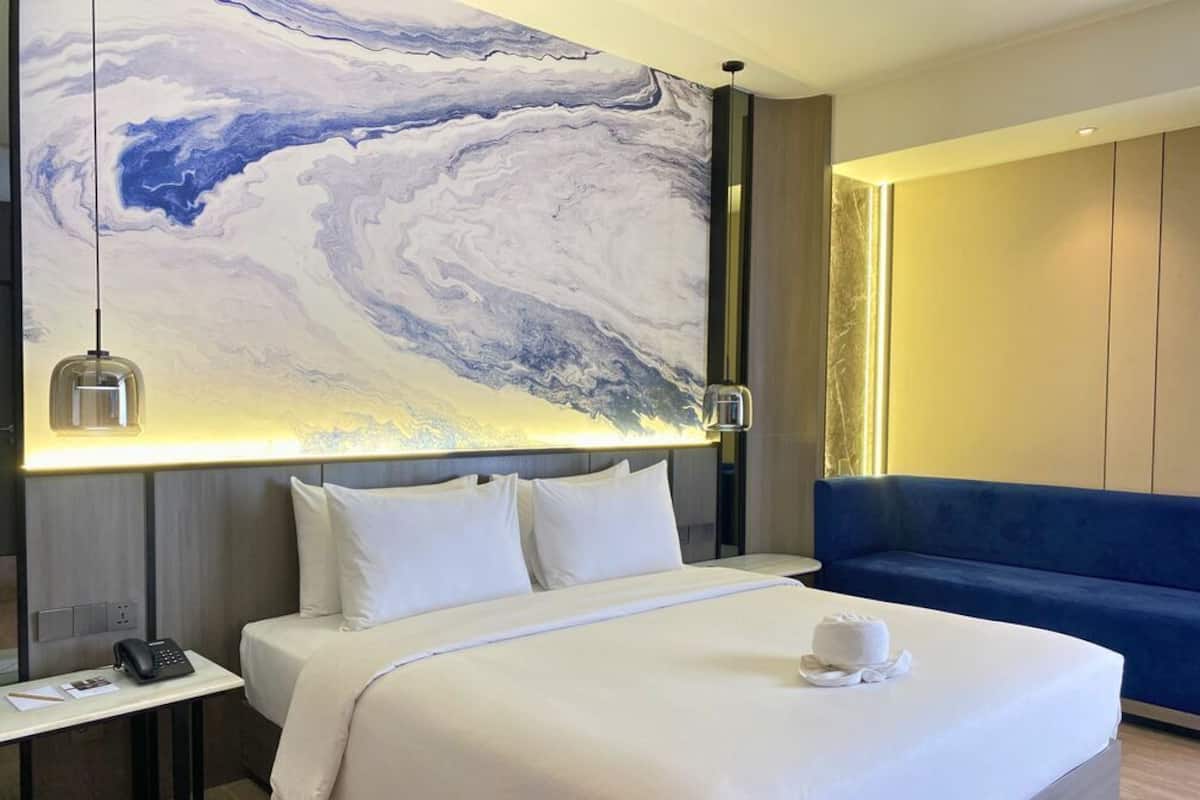 Express Suite | Premium bedding, in-room safe, desk, blackout drapes