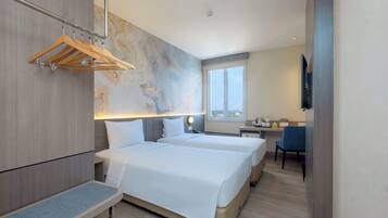 Zest New Twin Room | Seprai premium, brankas, meja kerja, dan tirai kedap cahaya