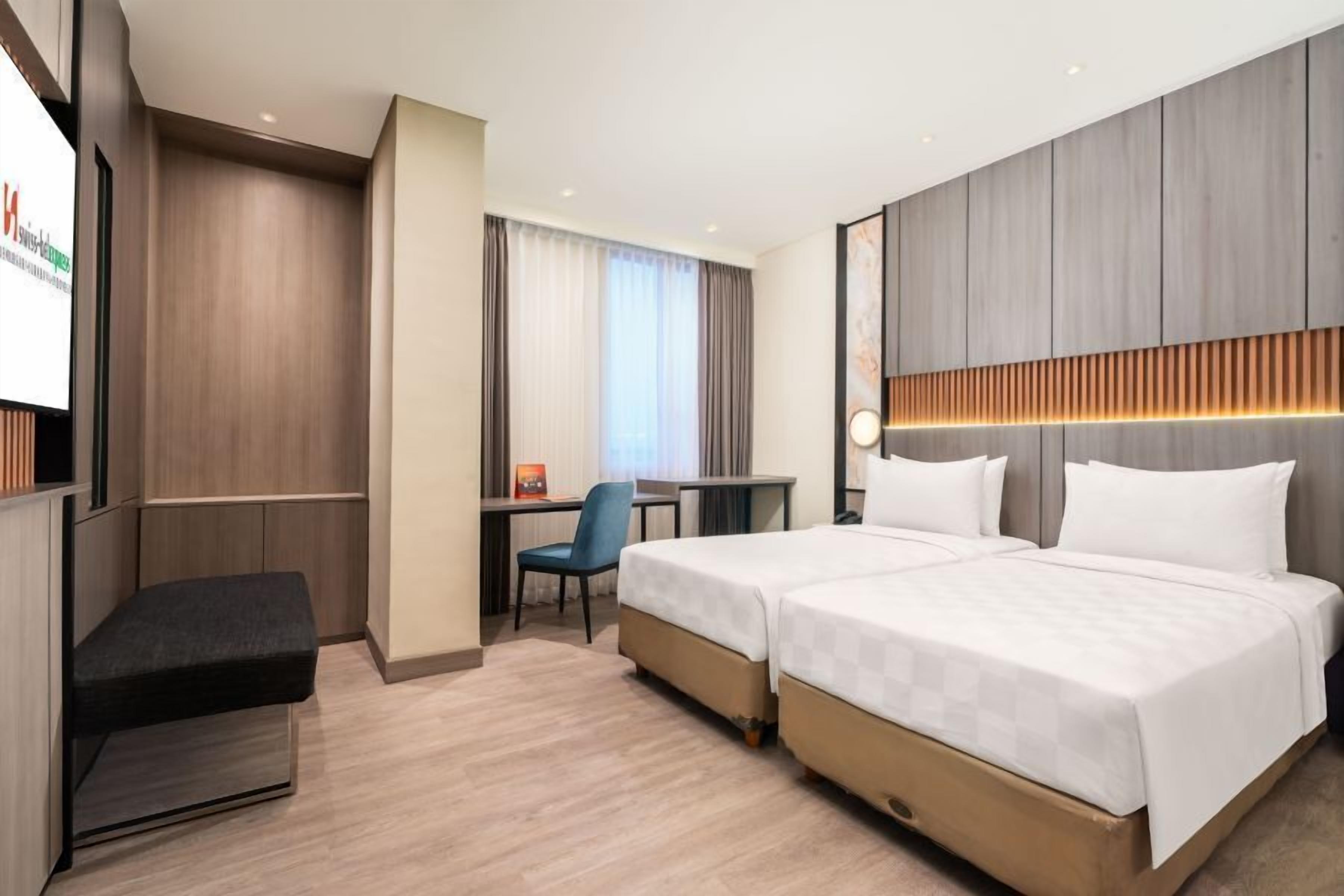 Express Super Triple | Seprai premium, brankas, meja kerja, dan tirai kedap cahaya