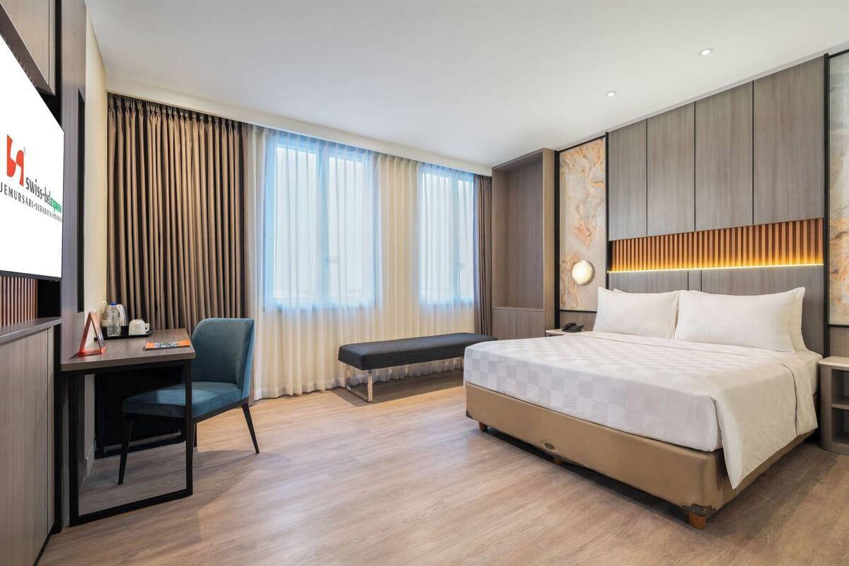 Premium bedding, in-room safe, desk, blackout drapes