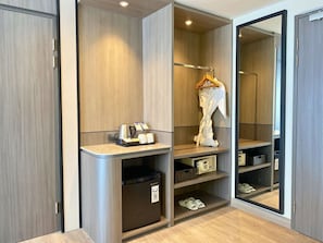 Express Suite | Premium bedding, in-room safe, desk, blackout curtains - Swiss-Belexpress Jemursari (Surabaya)