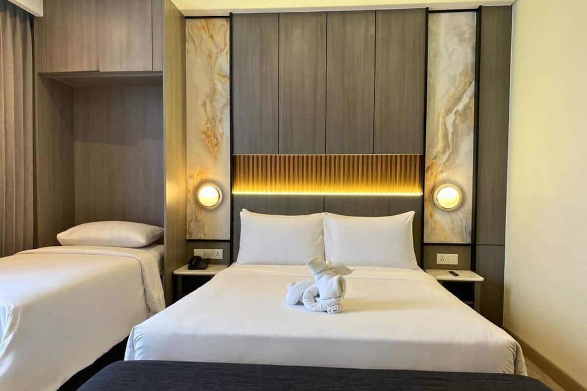 Premium bedding, in-room safe, desk, blackout drapes