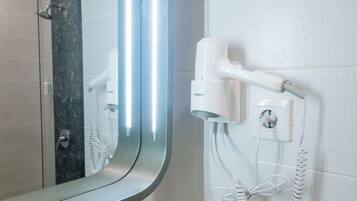 Pancuran mandi, kelengkapan dandanan diri percuma, pengering rambut