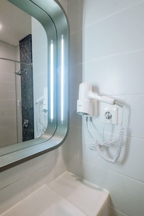 Shower, free toiletries, hair dryer, bathrobes - Swiss-Belexpress Jemursari (Surabaya)