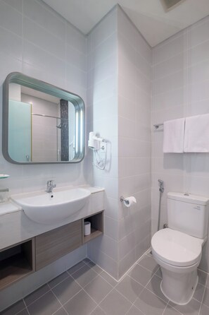 Shower, perlengkapan mandi gratis, pengering rambut, dan jubah mandi