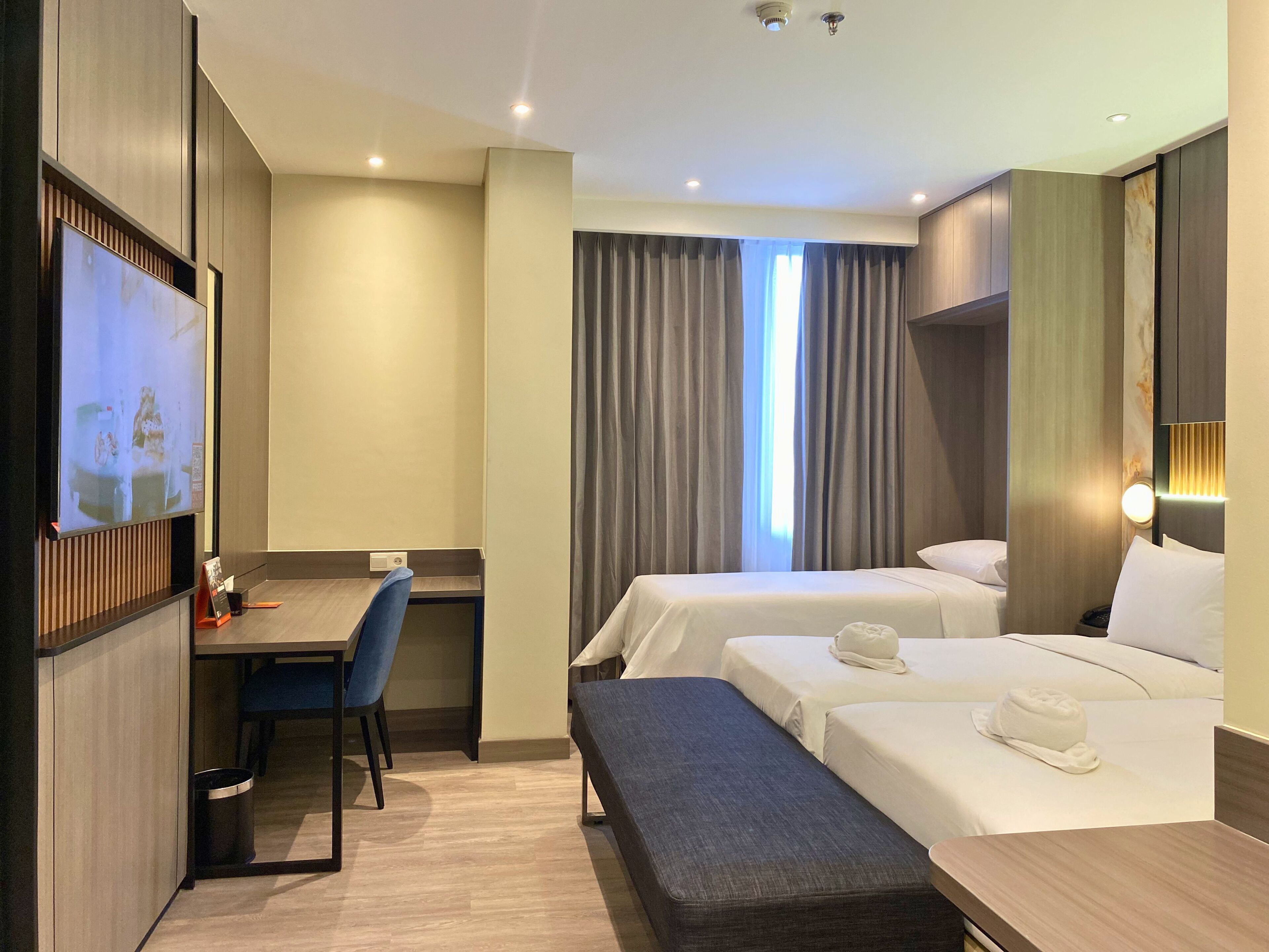 Express Super Triple | Literie de qualité supérieure, coffres-forts dans les chambres, bureau