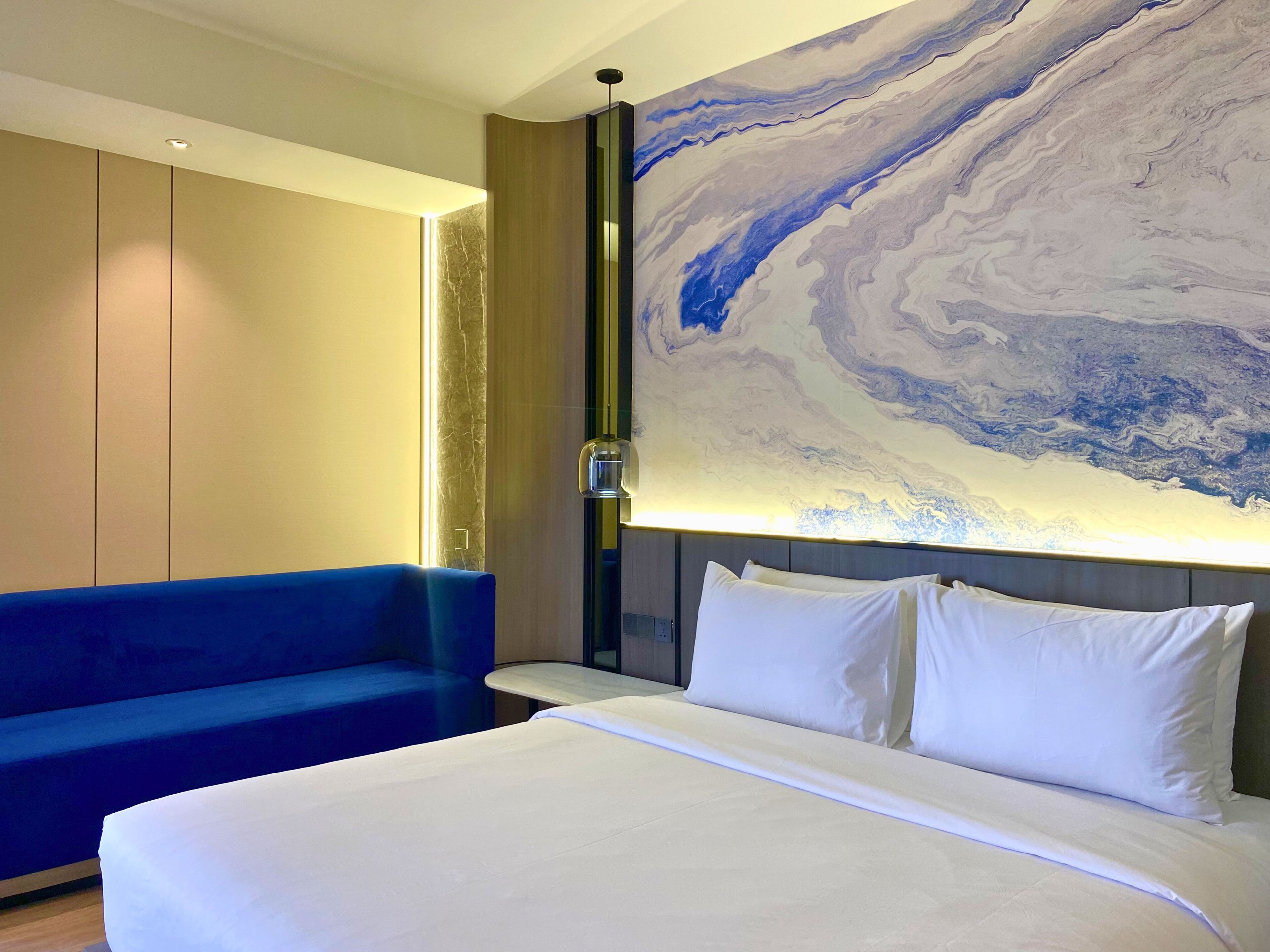 Express Suite | Seprai premium, brankas, meja kerja, dan tirai kedap cahaya