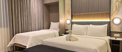 Express Super Family | Premium bedding, in-room safe, desk, blackout drapes