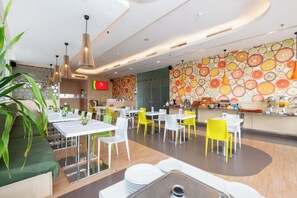 Breakfast, lunch, dinner served; international cuisine  - Zest Jemursari by Swiss-Belhotel International (Surabaya)