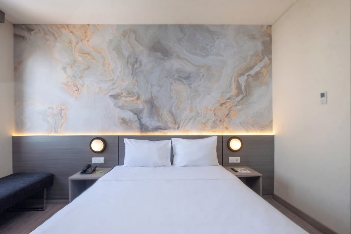 Zest New Queen Room | Roupas de cama premium, cofres nos quartos, escrivaninha