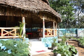 供应早餐、午餐和晚餐，地方菜