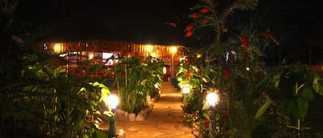 Serveert ontbijt, lunch, diner, lokale gerechten