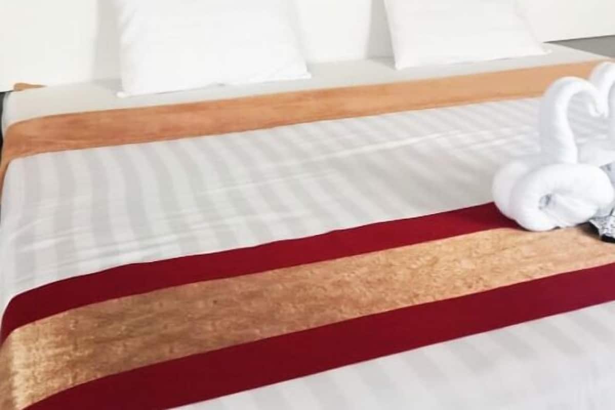 Couple Deluxe | Biancheria da letto di alta qualità, una scrivania, tende oscuranti