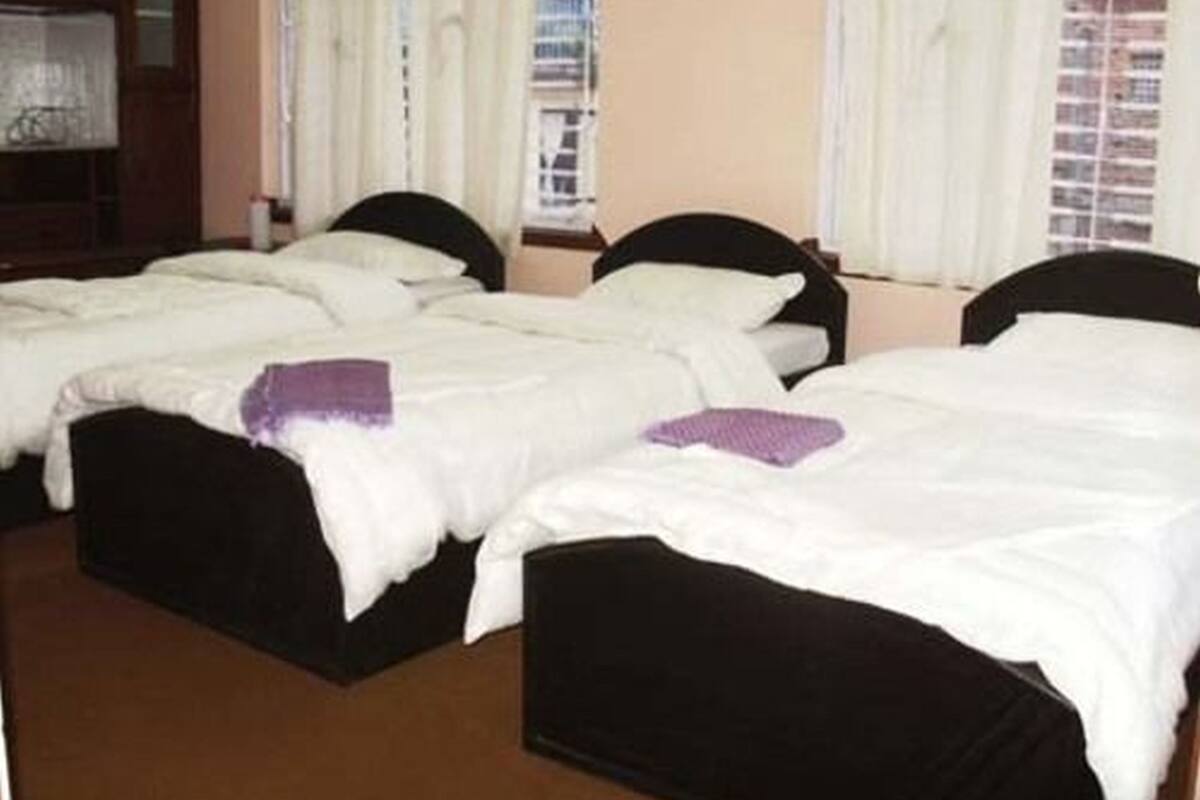 comfort room, 3 bedrooms | in-room safe, desk, iron/ironing board, bed sheets
