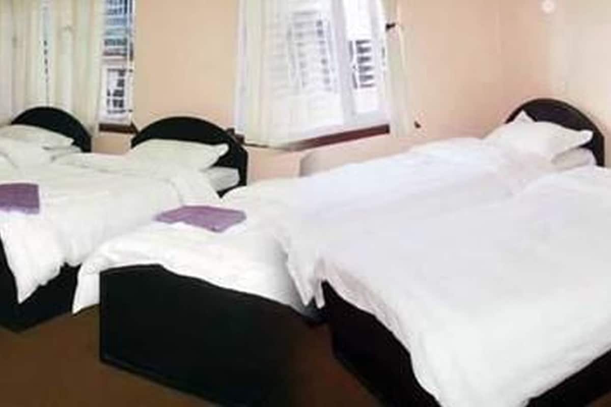 comfort room, 3 bedrooms | in-room safe, desk, iron/ironing board, bed sheets