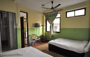 Coffres-forts dans les chambres, bureau, fer et planche à repasser