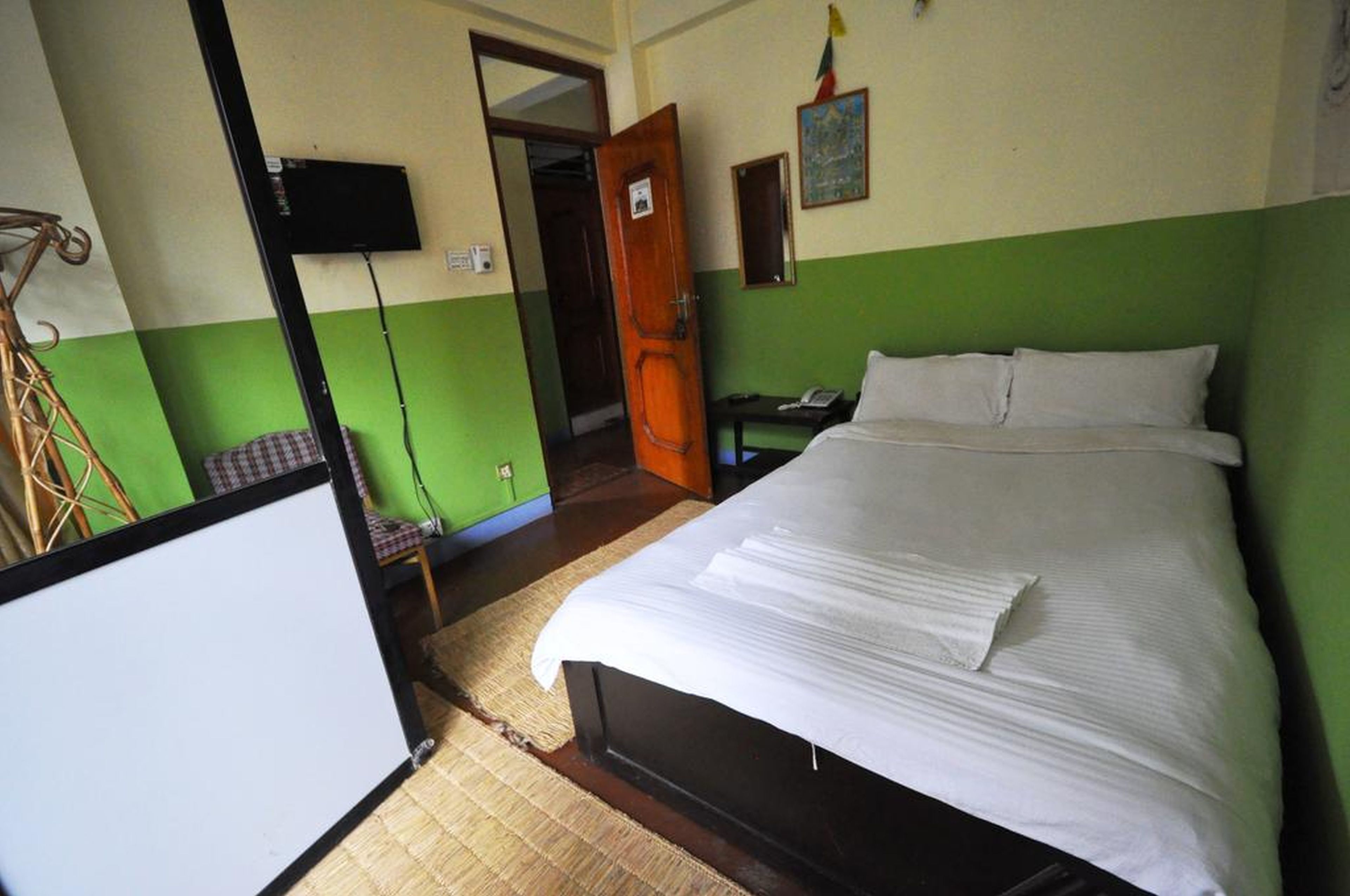 deluxe single room | in-room safe, desk, iron/ironing board, bed sheets