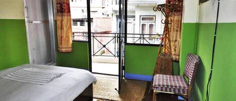 Yhden hengen deluxe-huone | Tallelokero huoneessa, työpöytä, silitysrauta/-lauta, vuodevaatteet