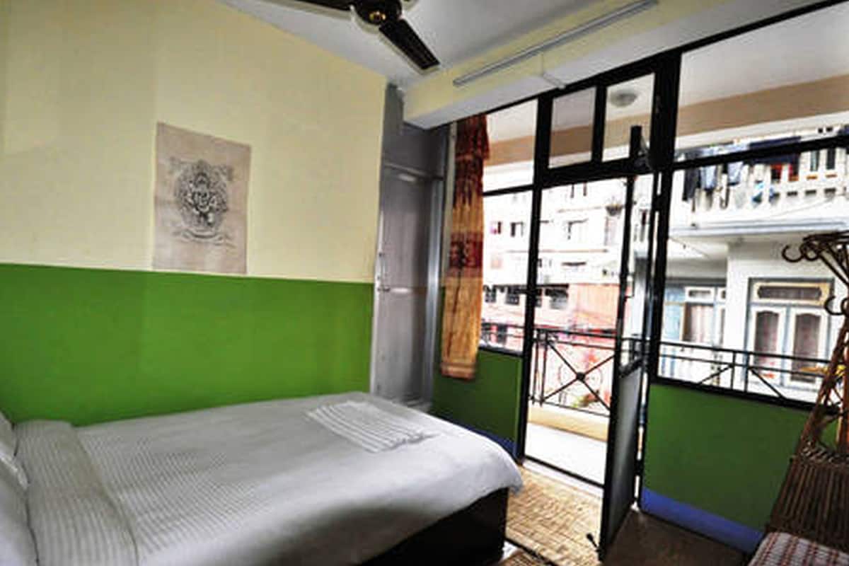 deluxe single room | in-room safe, desk, iron/ironing board, bed sheets