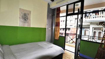 Quarto solteiro luxo | Cofres nos quartos, escrivaninha, ferros/tábuas de passar roupa