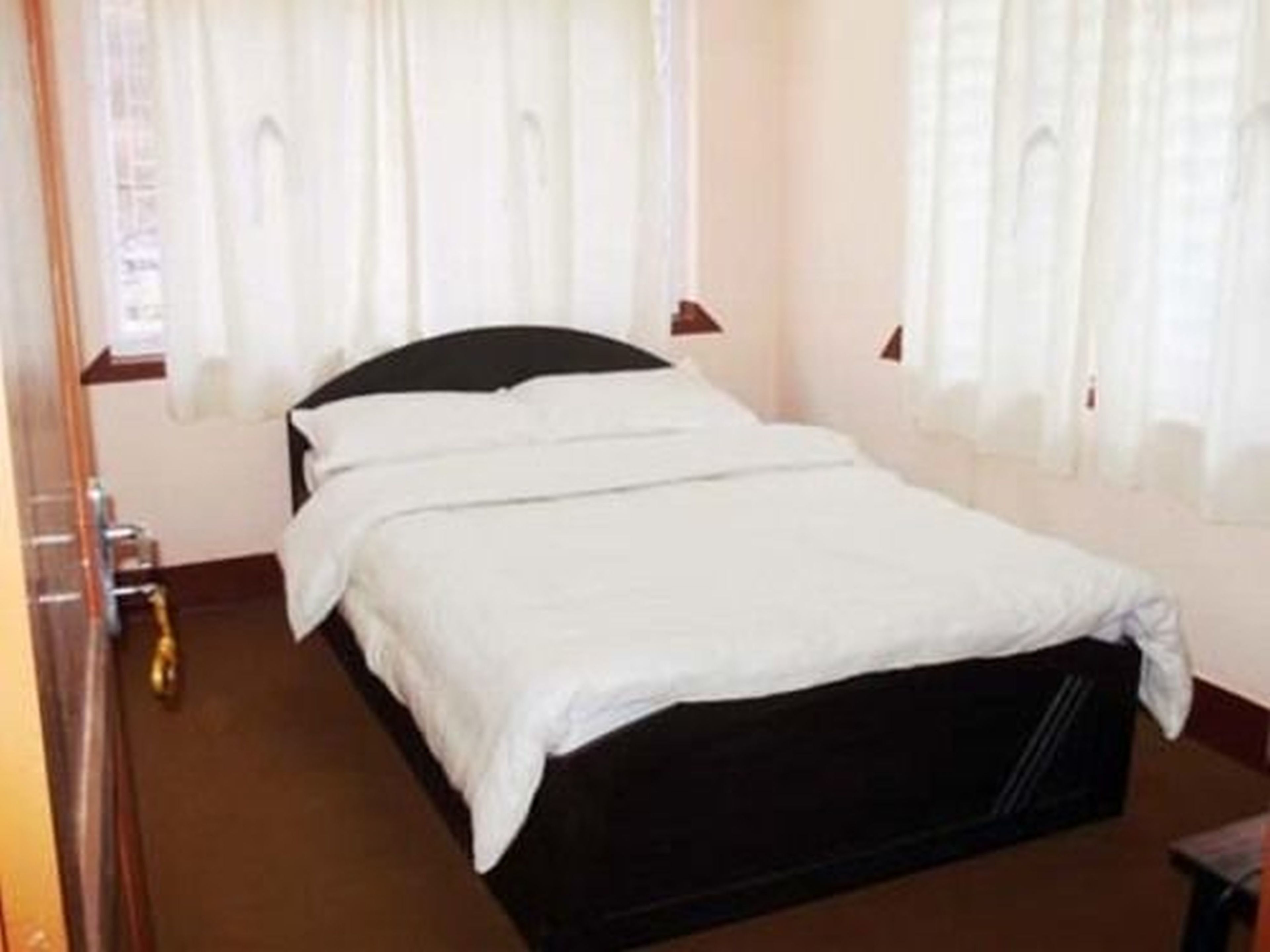 deluxe single room | in-room safe, desk, iron/ironing board, bed sheets
