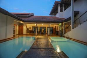 2 outdoor pools, open 6:30 AM to 7:00 PM, pool umbrellas, sun loungers - Villa Hundira (Negombo)