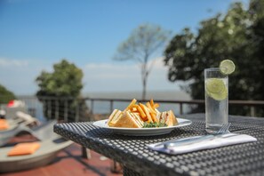 Outdoor dining - Villa Hundira (Negombo)
