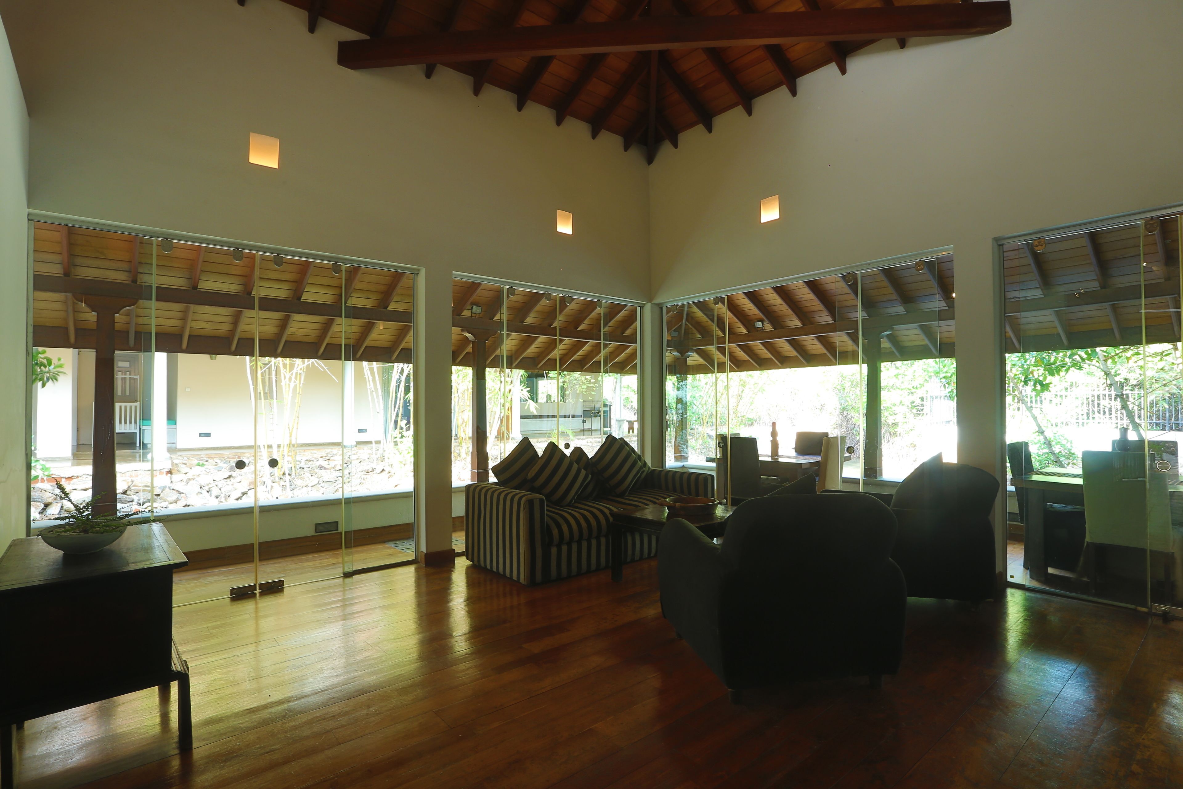 suite, courtyard view | living area | flat-screen tv