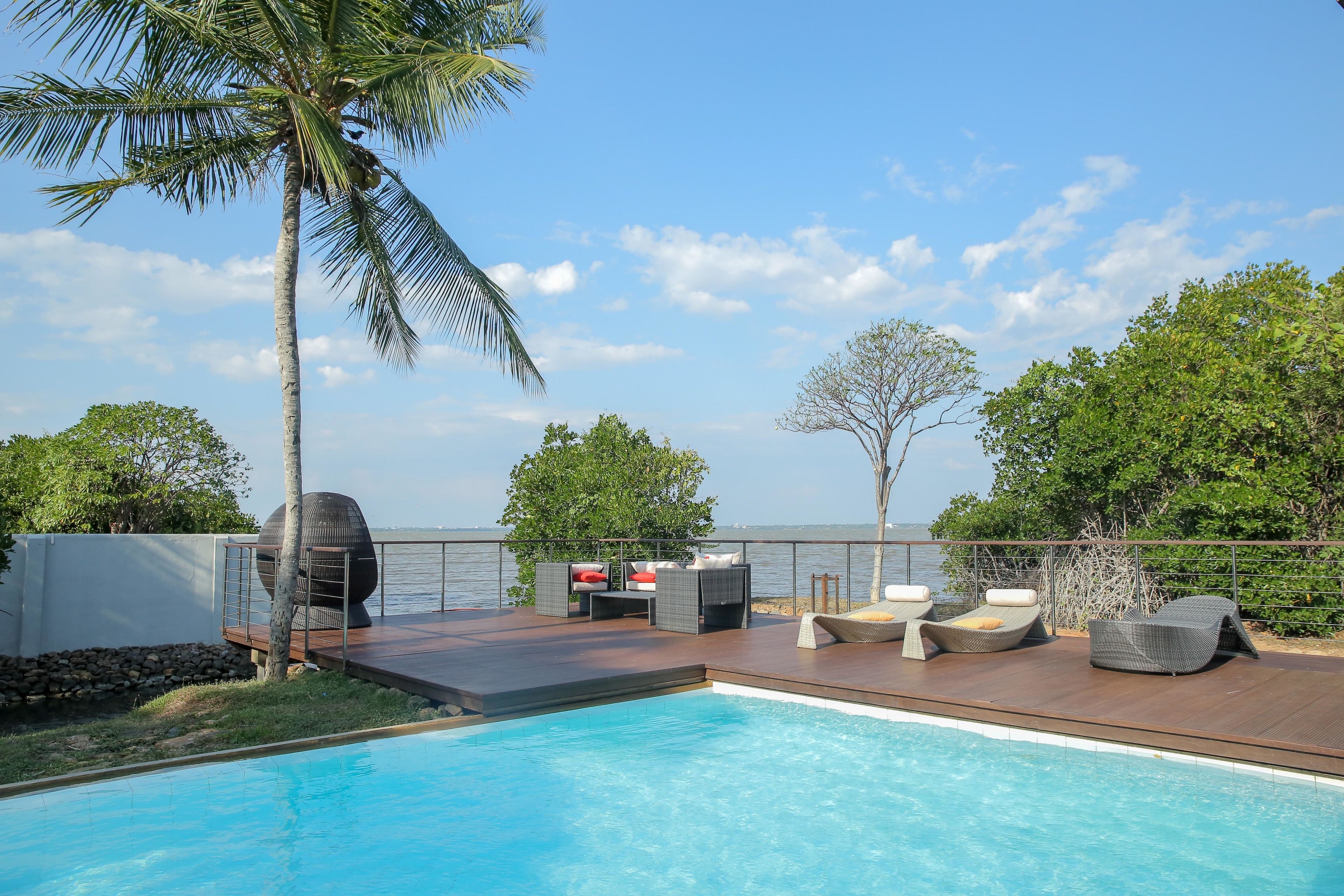 2 outdoor pools, open 6:30 am to 7:00 pm, pool umbrellas, pool loungers