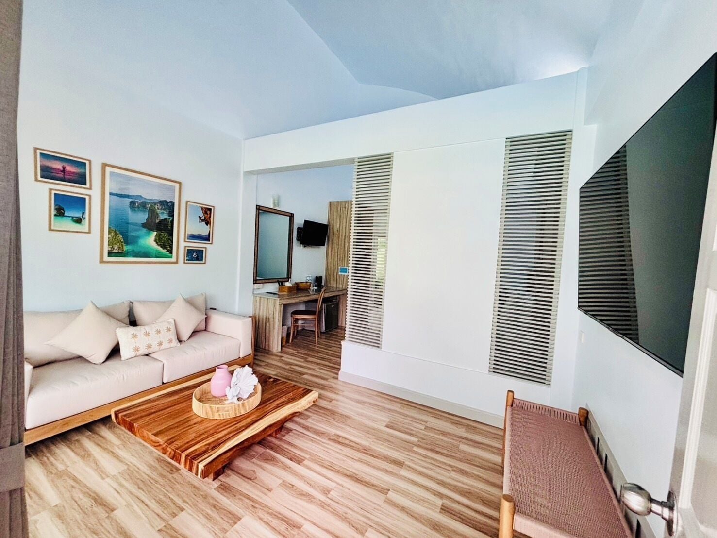 deluxe double room | living area | flat-screen tv