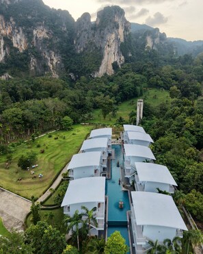 3 outdoor pools, pool loungers